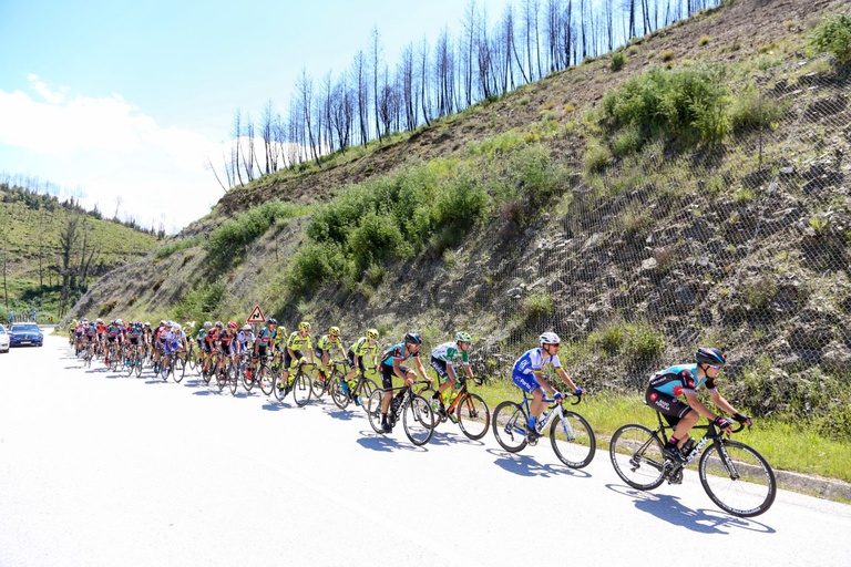 Clássica Aldeias do Xisto: A emoção de uma avó, o entusiasmo de uma claque e o orgulho dos habitantes