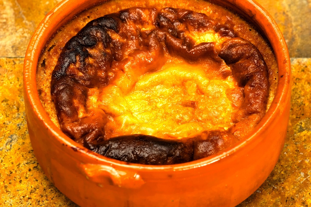 Baked custard pudding (eggs, sugar, wheat flour, milk and cinnamon)